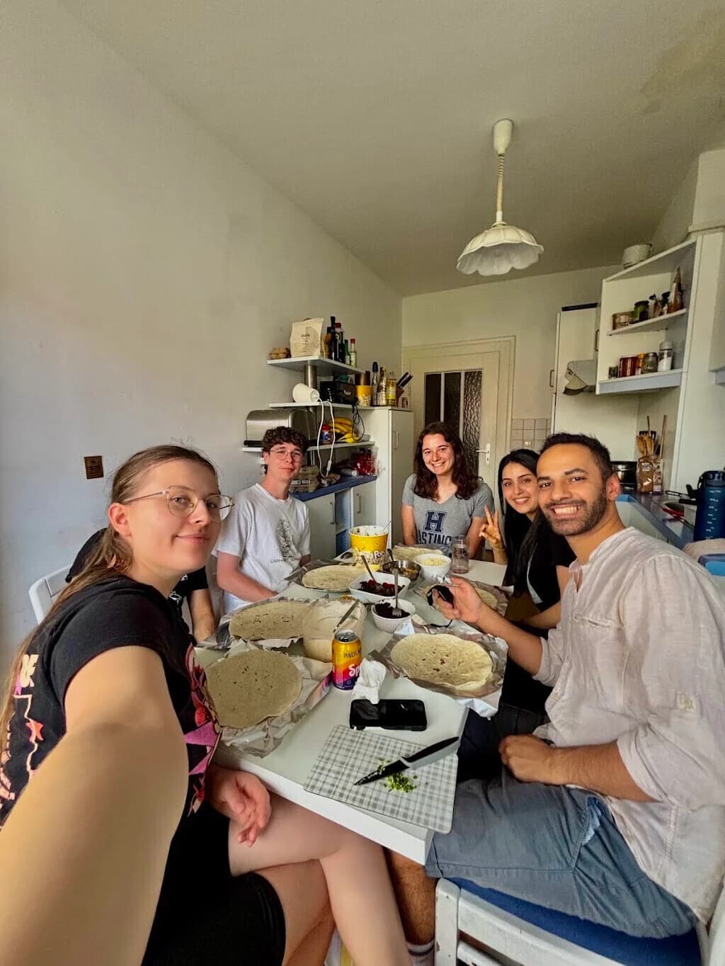 Mitbewohner beim gemeinsamen Essen am Küchentisch der WG in Weiden, in der WGTakt entstand